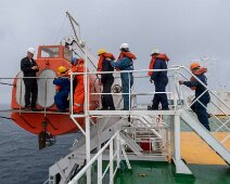 IMG_0286 07/08/2018 - Une embarquation de secours sur babord, idem sur tribord, chacune capable d'embarquer 42 personnes. Final phase - getting into the port side life...